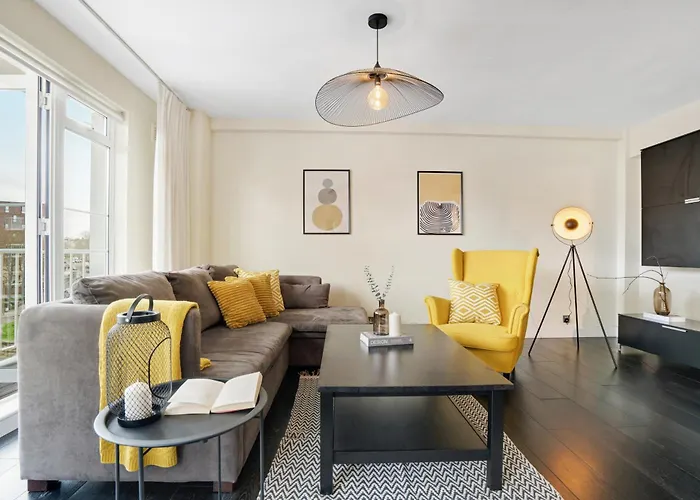 Large Swiss Cottage Apartment With Balcony!